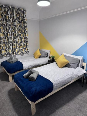 Salisbury - New 3br home, wifi, parking, sleeps 6, near Liverpool city centre